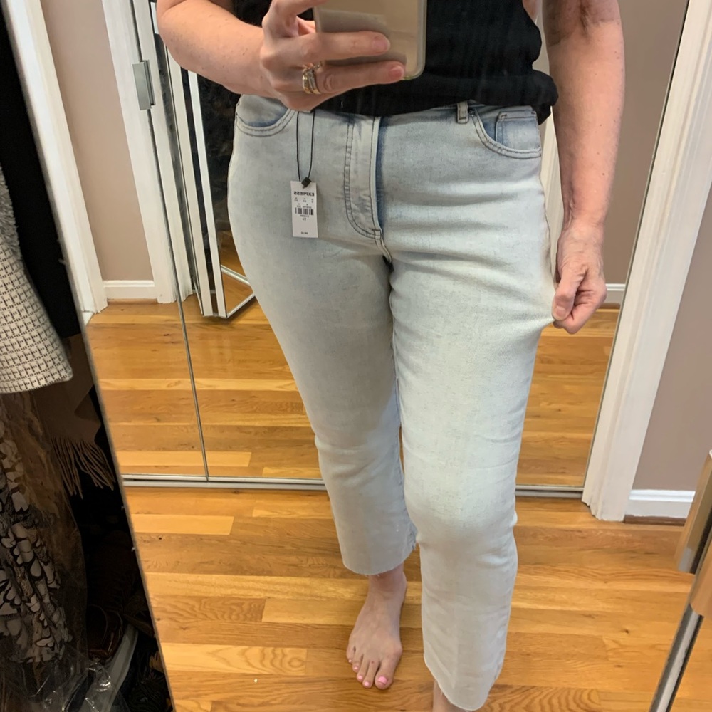 NWT Express Crop 12L with raw edge.